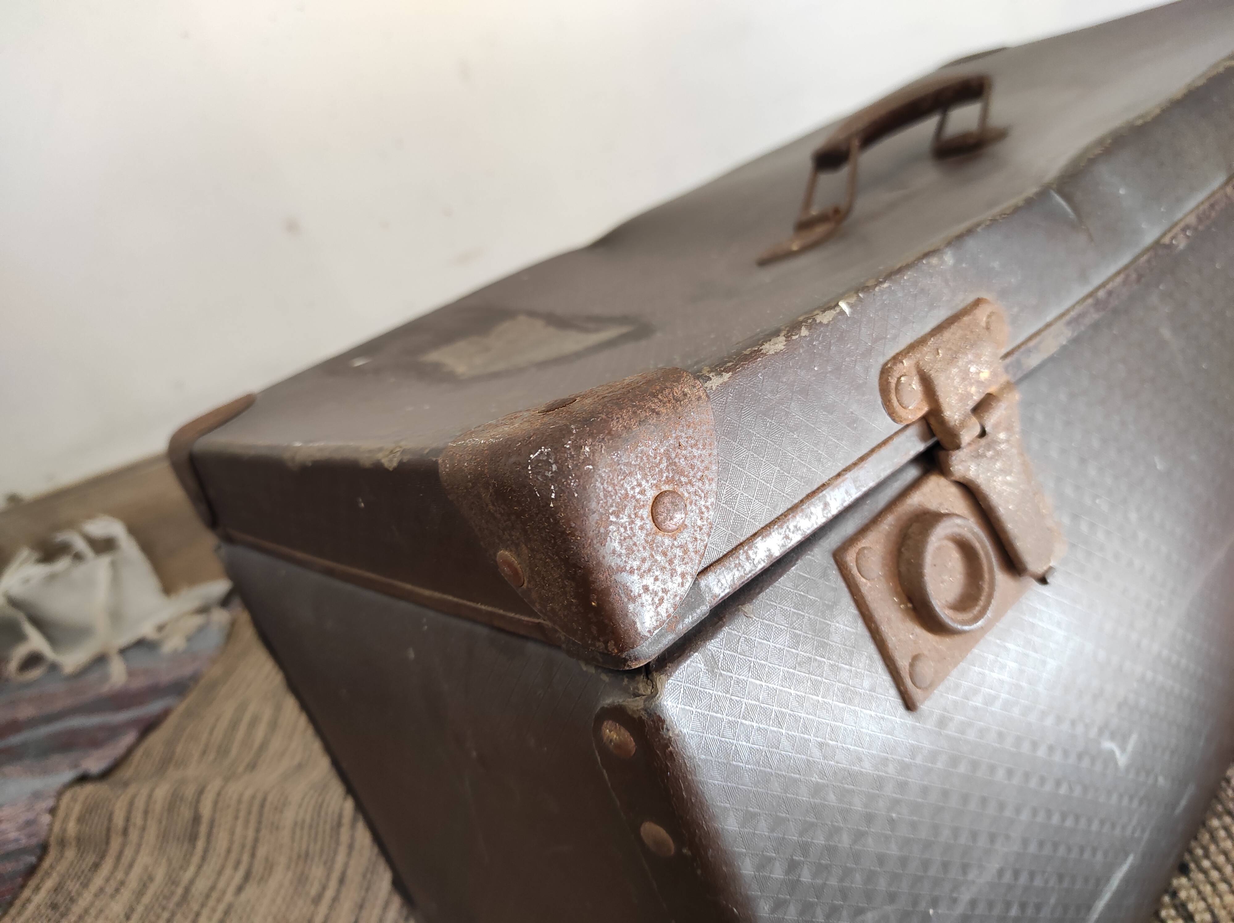 Old suitcase / old case