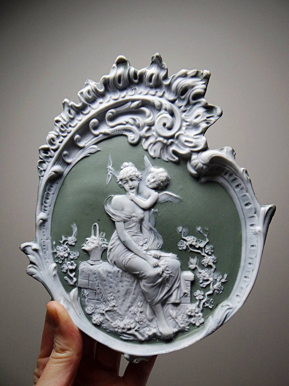Médaillon mural rococo ancien en biscuit bichrome Jasperware