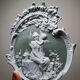Médaillon mural rococo ancien en biscuit bichrome Jasperware