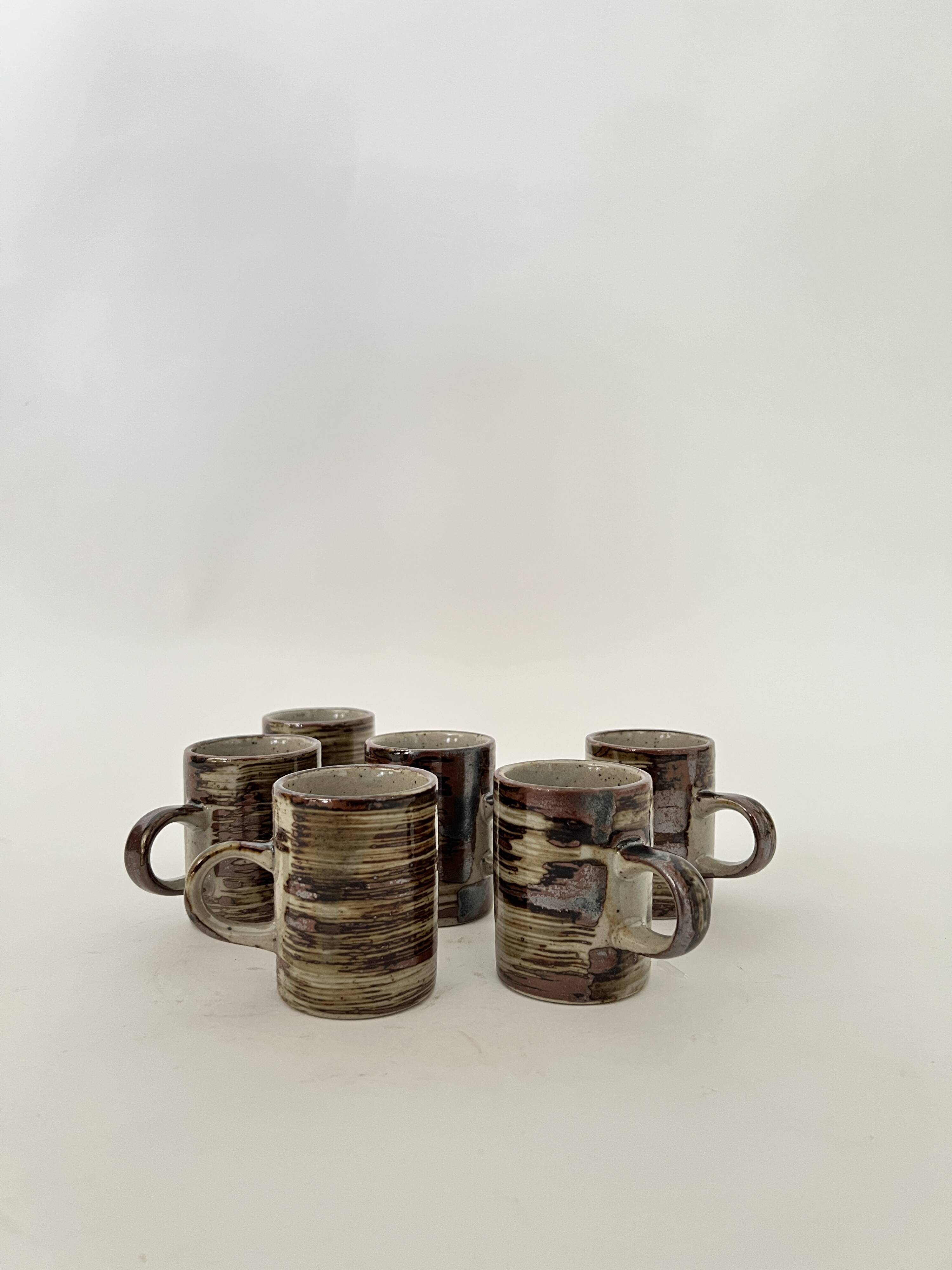 Lot de 6 tasses a café en céramique émaillée, travail vers 1970