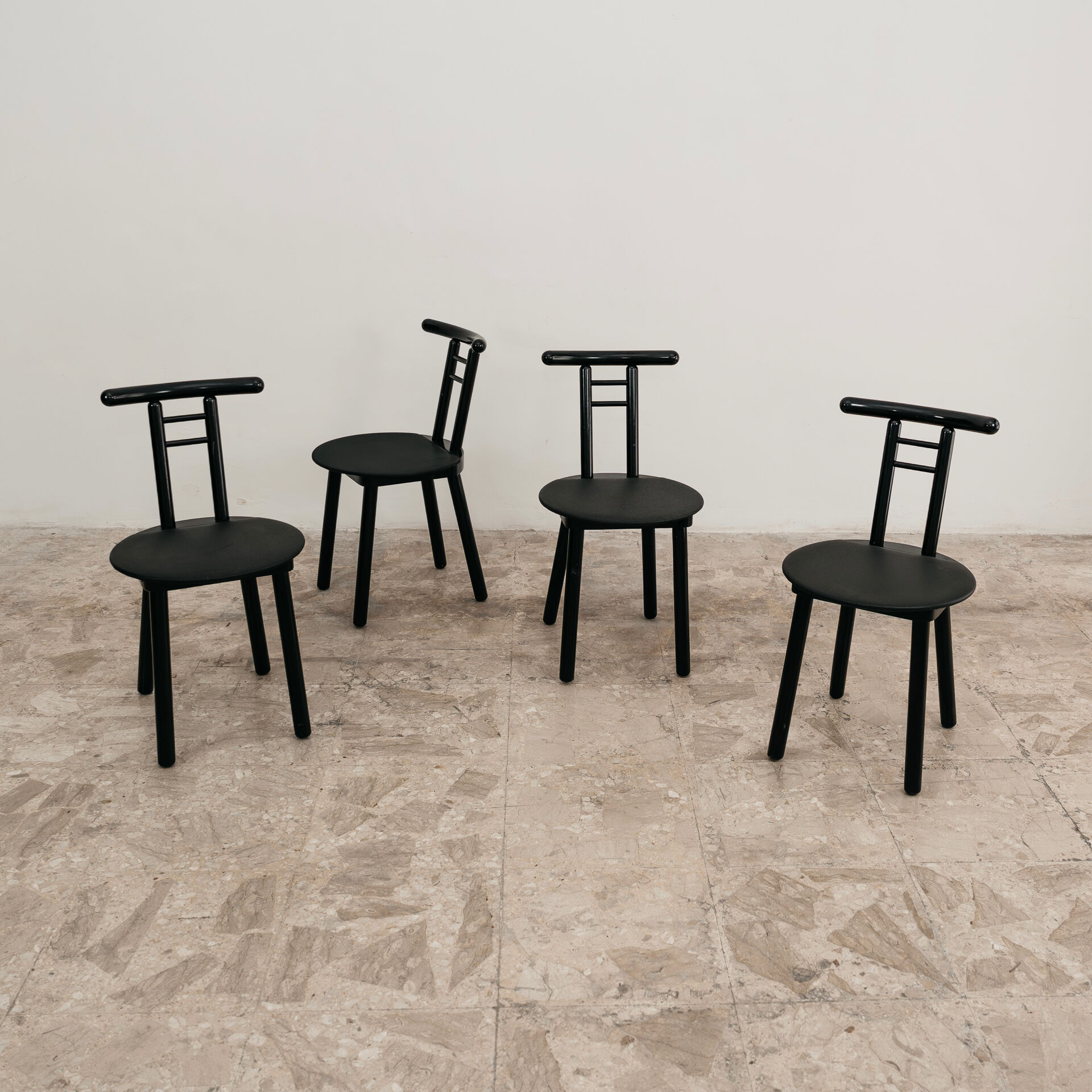 Set of 4 postmodern chairs in Italian Memphis design from the 1980s.