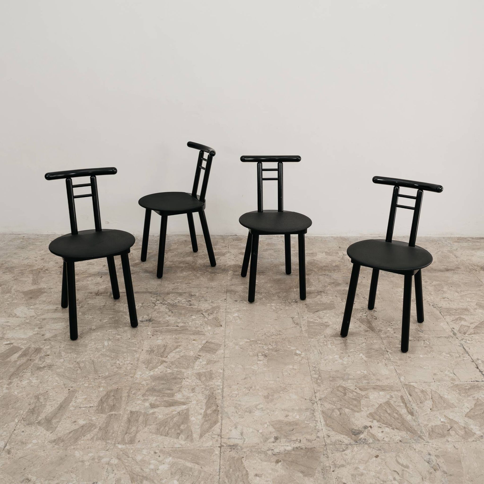Ensemble de 4 chaises style postmoderne Memphis design italien années 1980.