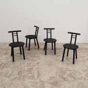 Ensemble de 4 chaises style postmoderne Memphis design italien années 1980.
