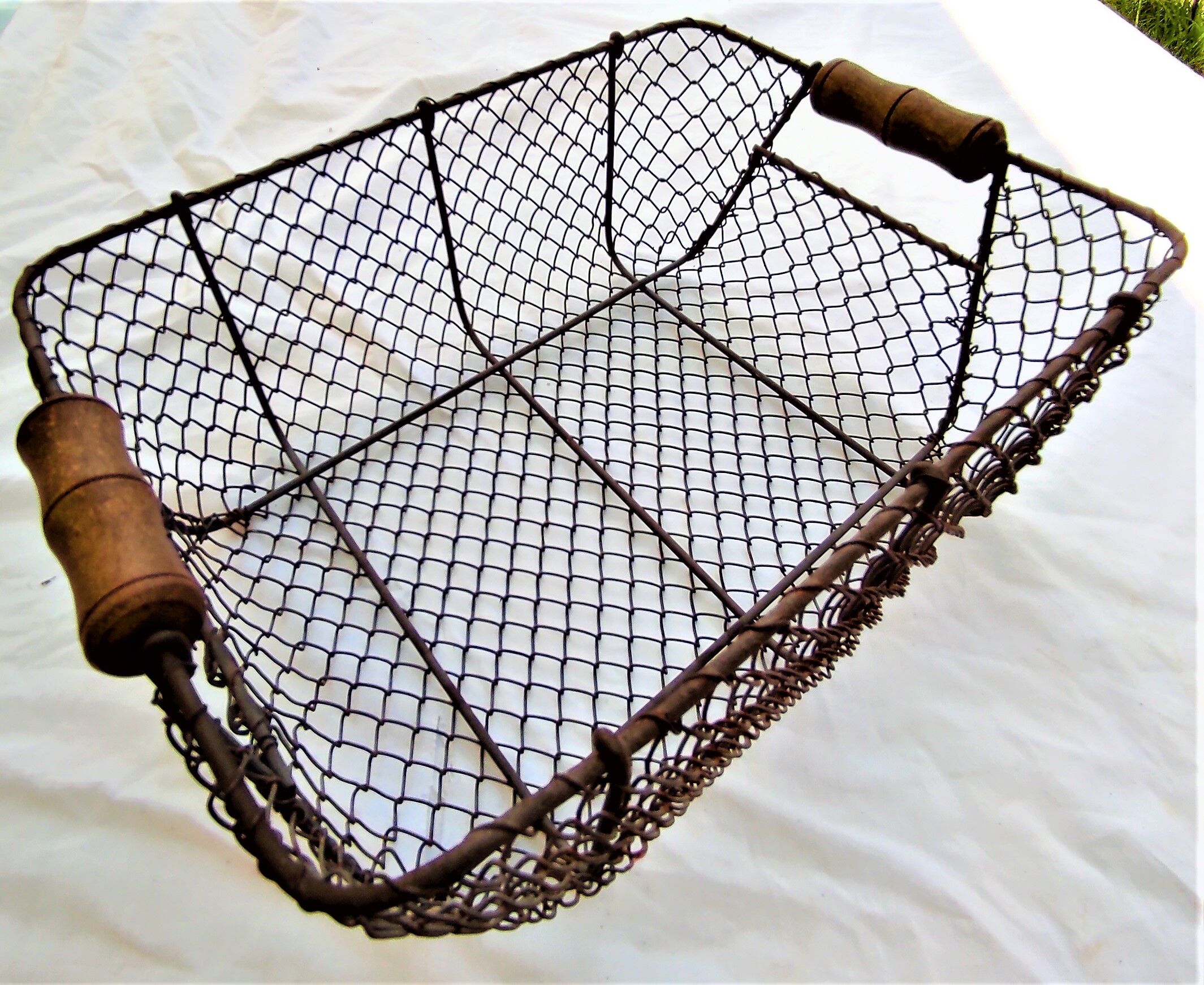 Basket with 2 wooden handles in wire mesh