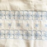 Drap pour bébé brodé de fleurs bleues
