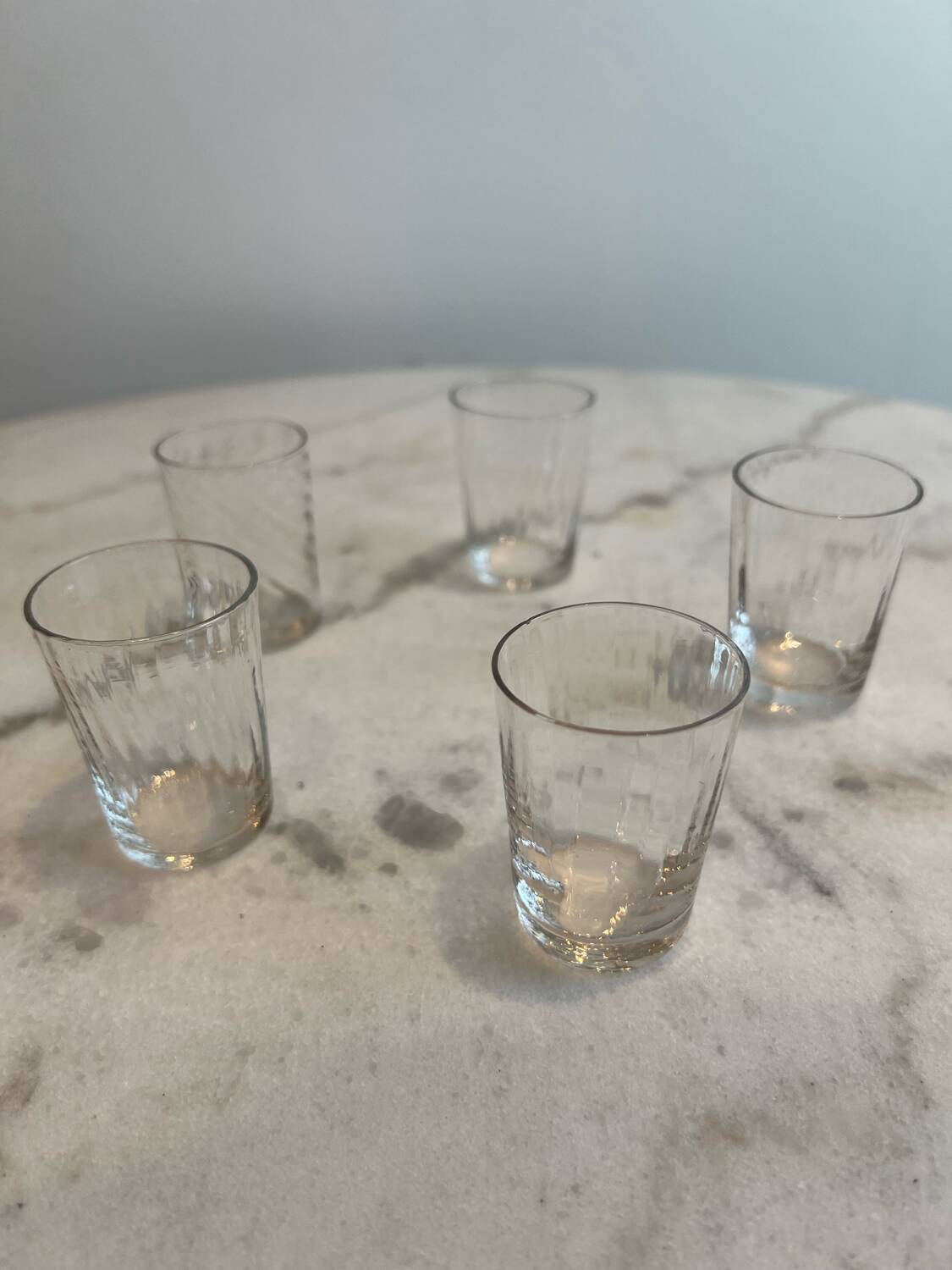 Un lot de cinq shooters en verre, soufflé