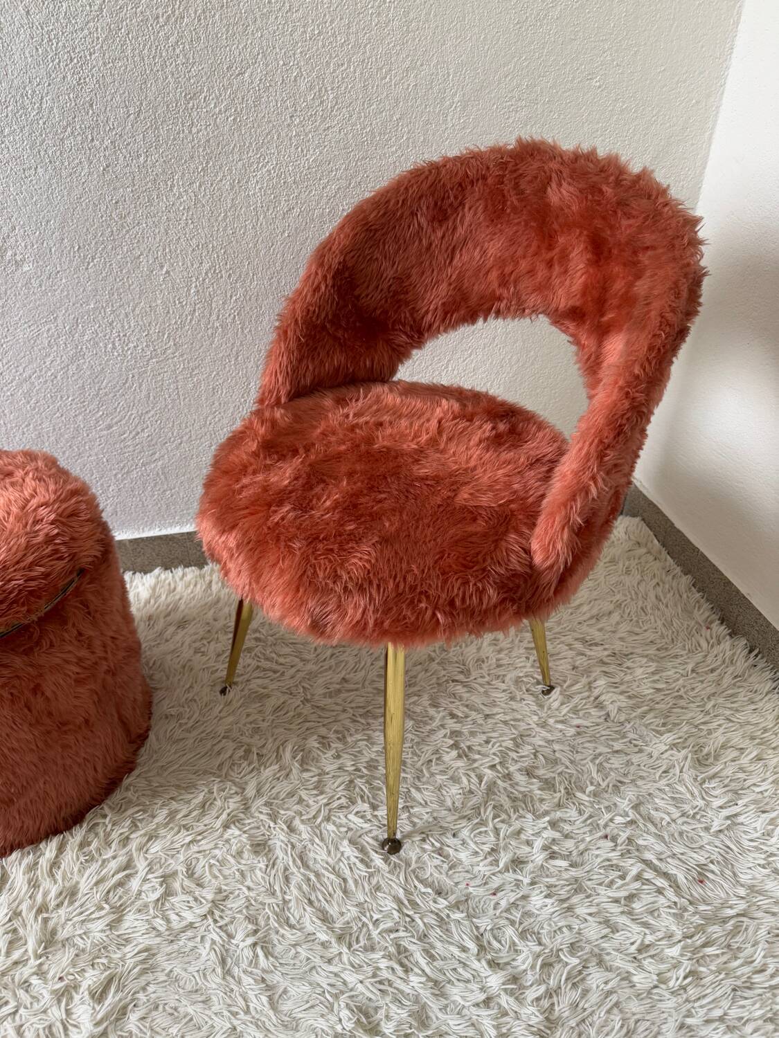 Chaise et pouf moumoute années 70