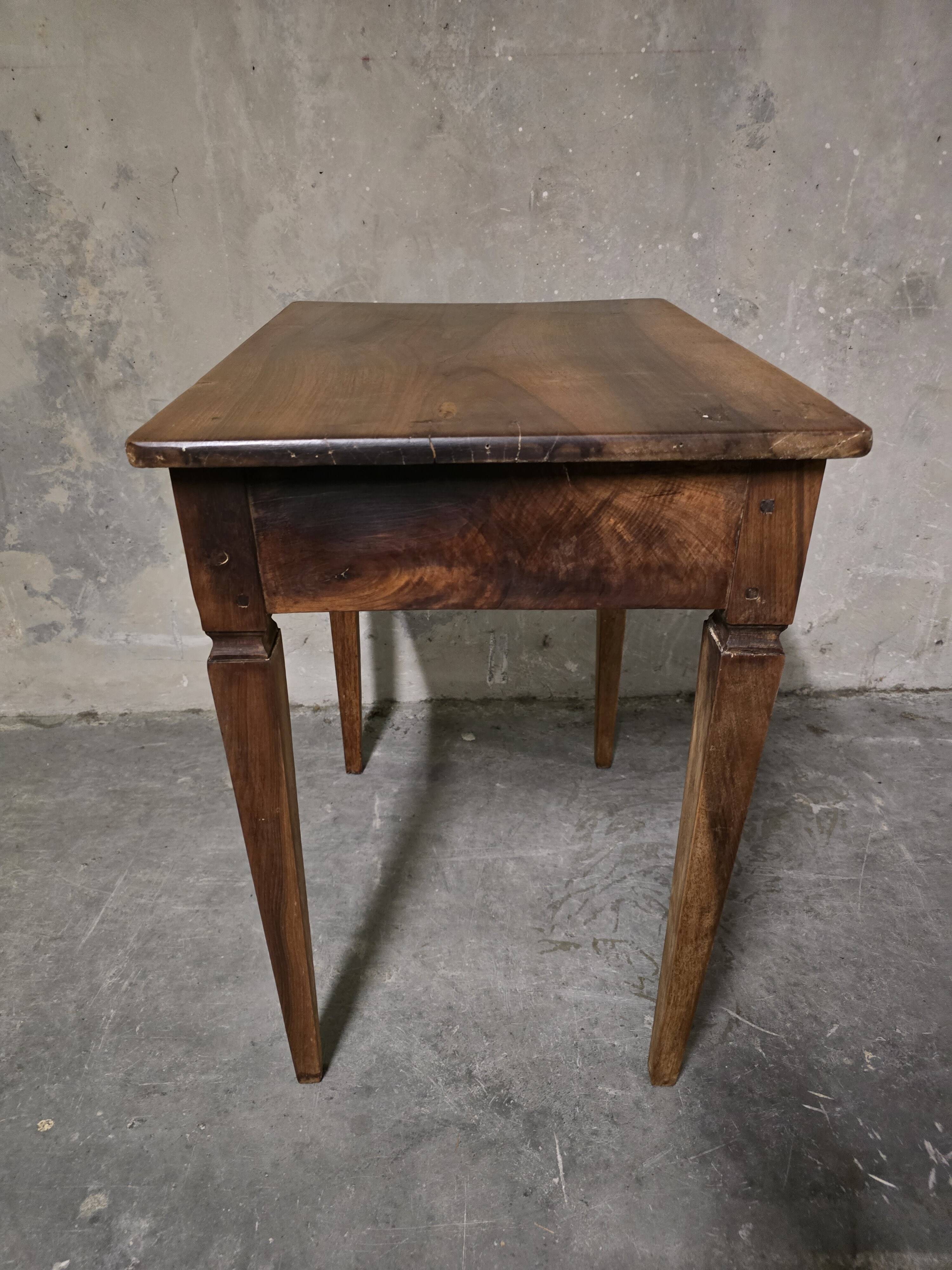 Writing table in walnut, 18th century, provincial work.