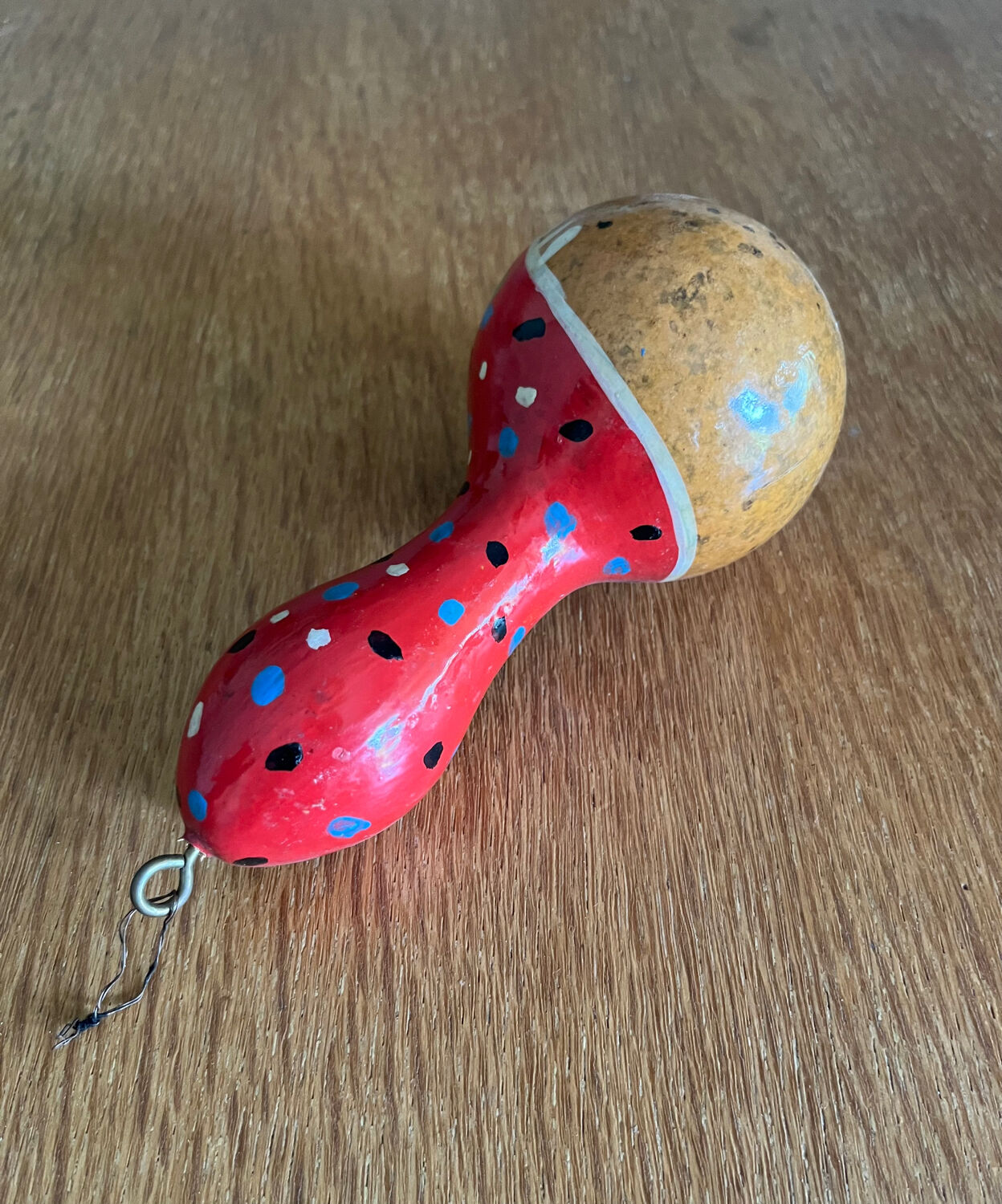 Ancien maracas en bois peint