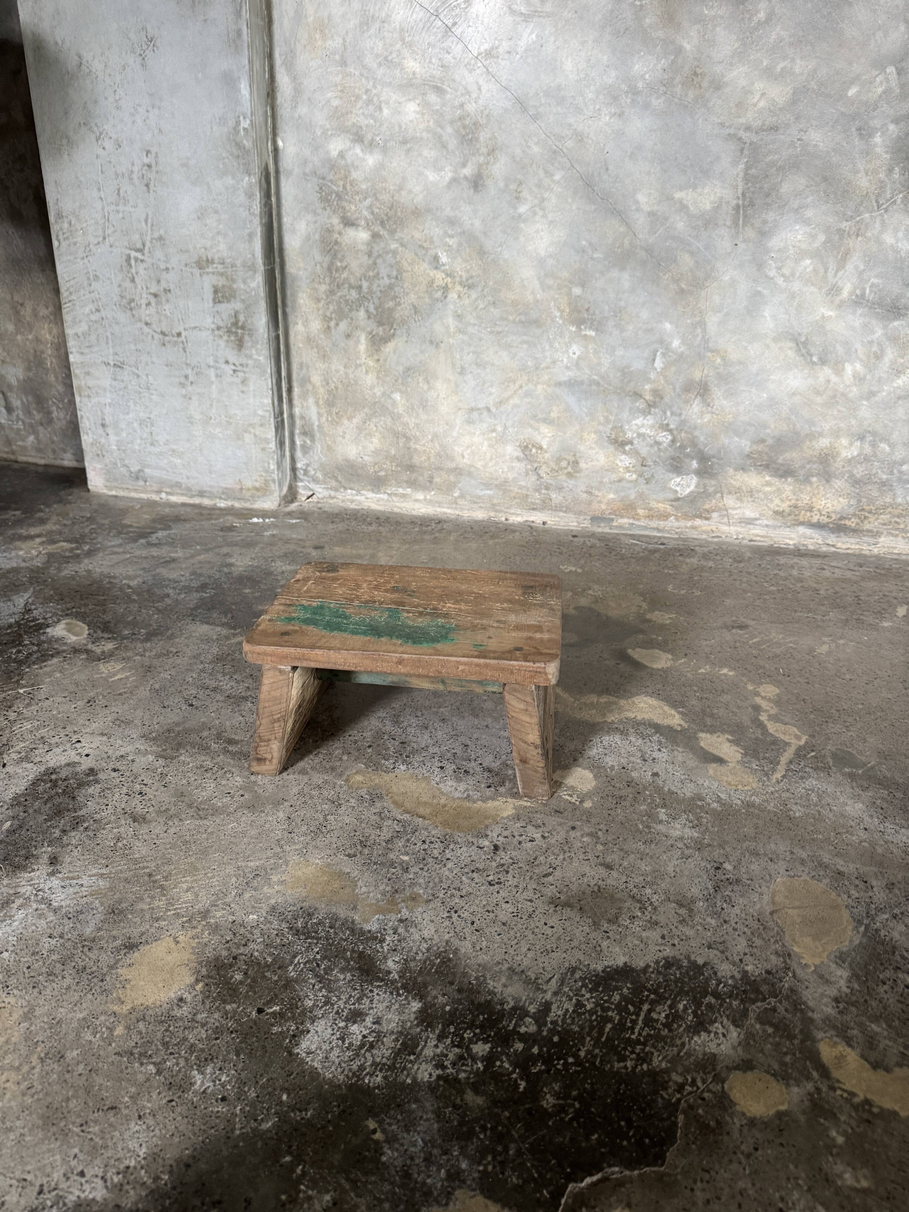 Tabouret d'appoint en teck upcyclé, traces de chromie verte