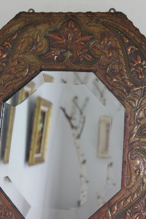 Miroir artisanal biseauté en cuivre repoussé ancien - 54x45cm