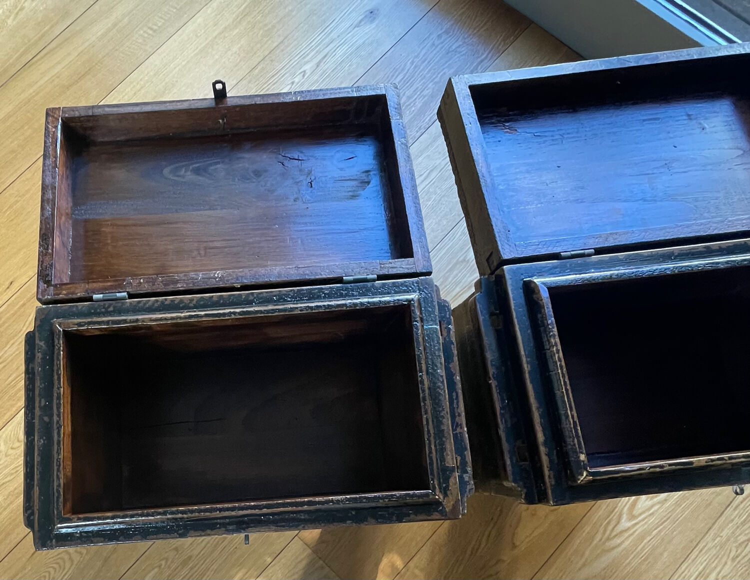 2 Chinese cabinets (a set of 2)
