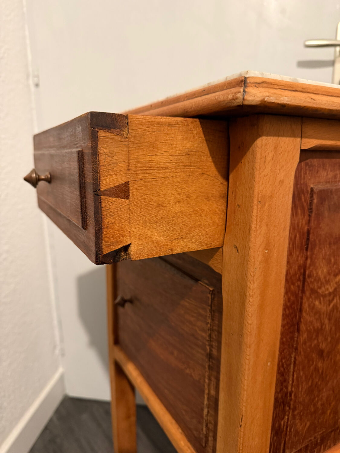 Table de chevet vintage en bois avec plateau en marbre.