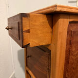 Table de chevet vintage en bois avec plateau en marbre.