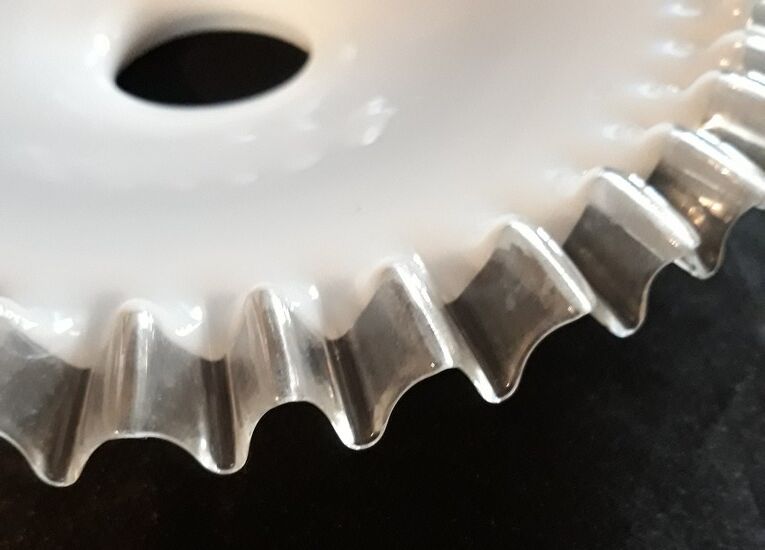 Abat-jour à dentelle en opaline années 50