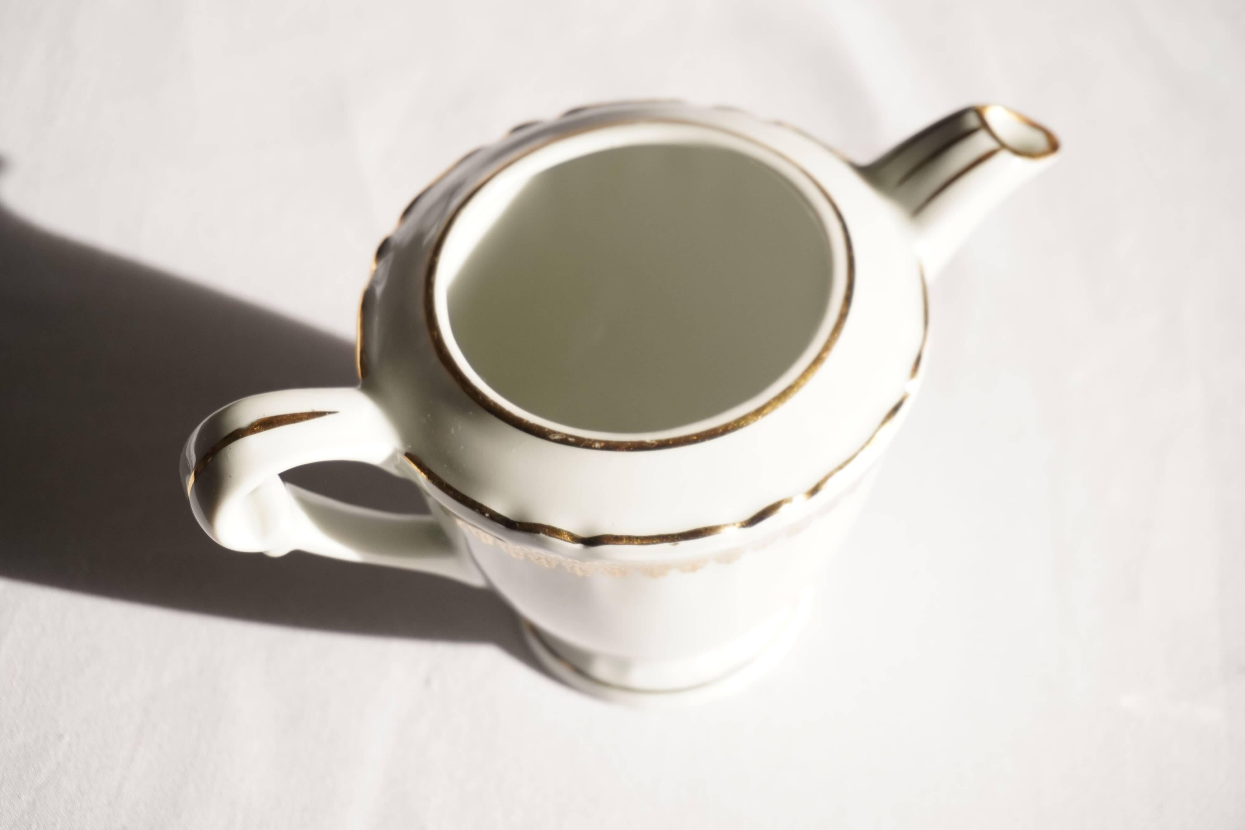 Pot à lait en porcelaine blanc et doré, Evor France