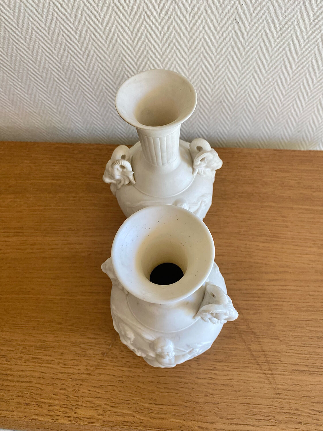 Paire de vases en biscuit decor putti et tête de bélier