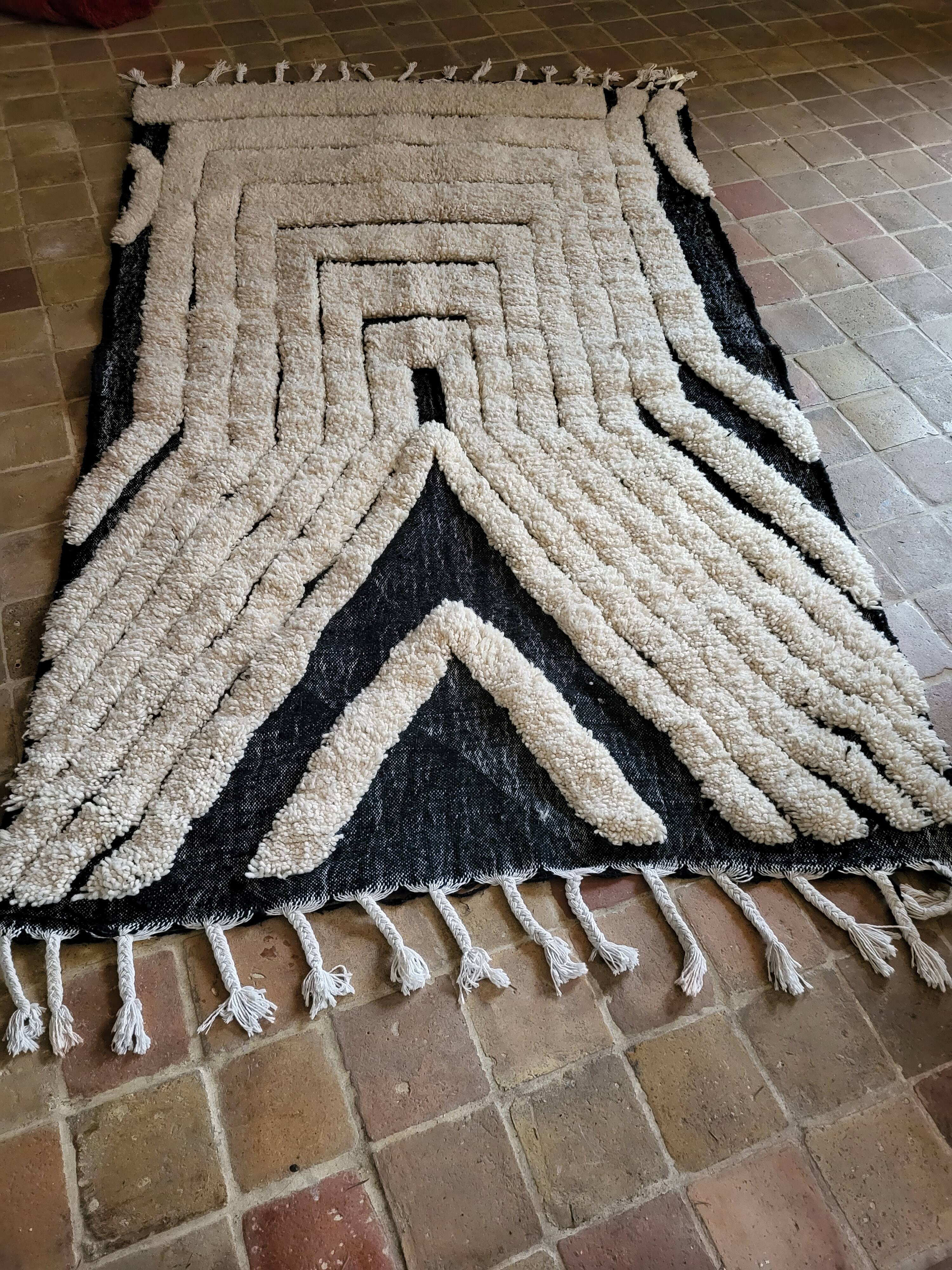 BENI OUARAIN CARPET patterns 250 X 150 cm black and beige