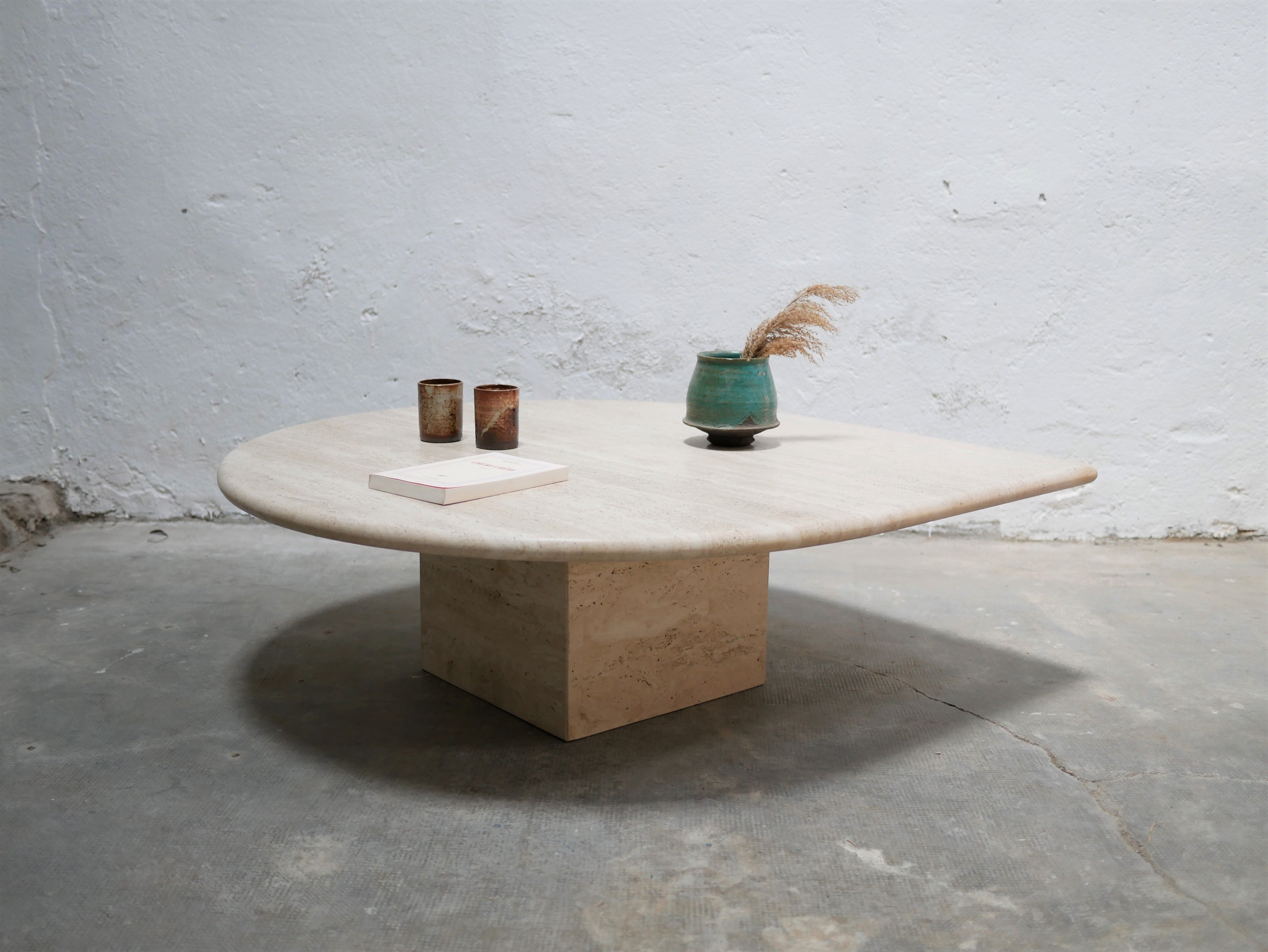 Table basse vintage en travertin