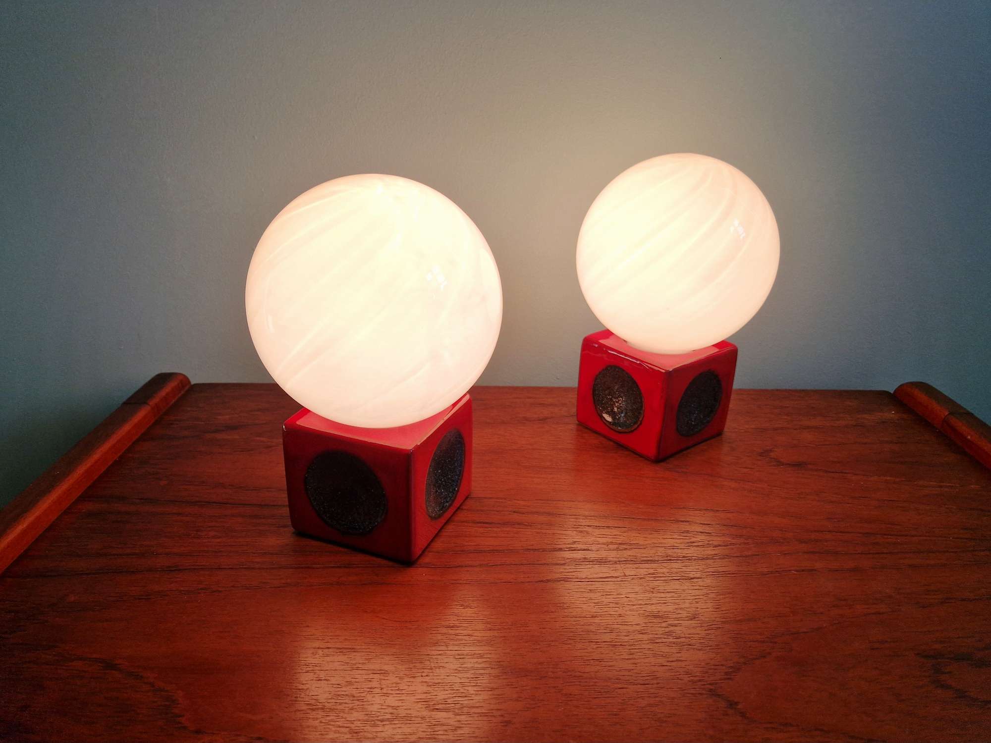 Paire de lampes de chevet en céramique rouge et opaline blanche, 1970