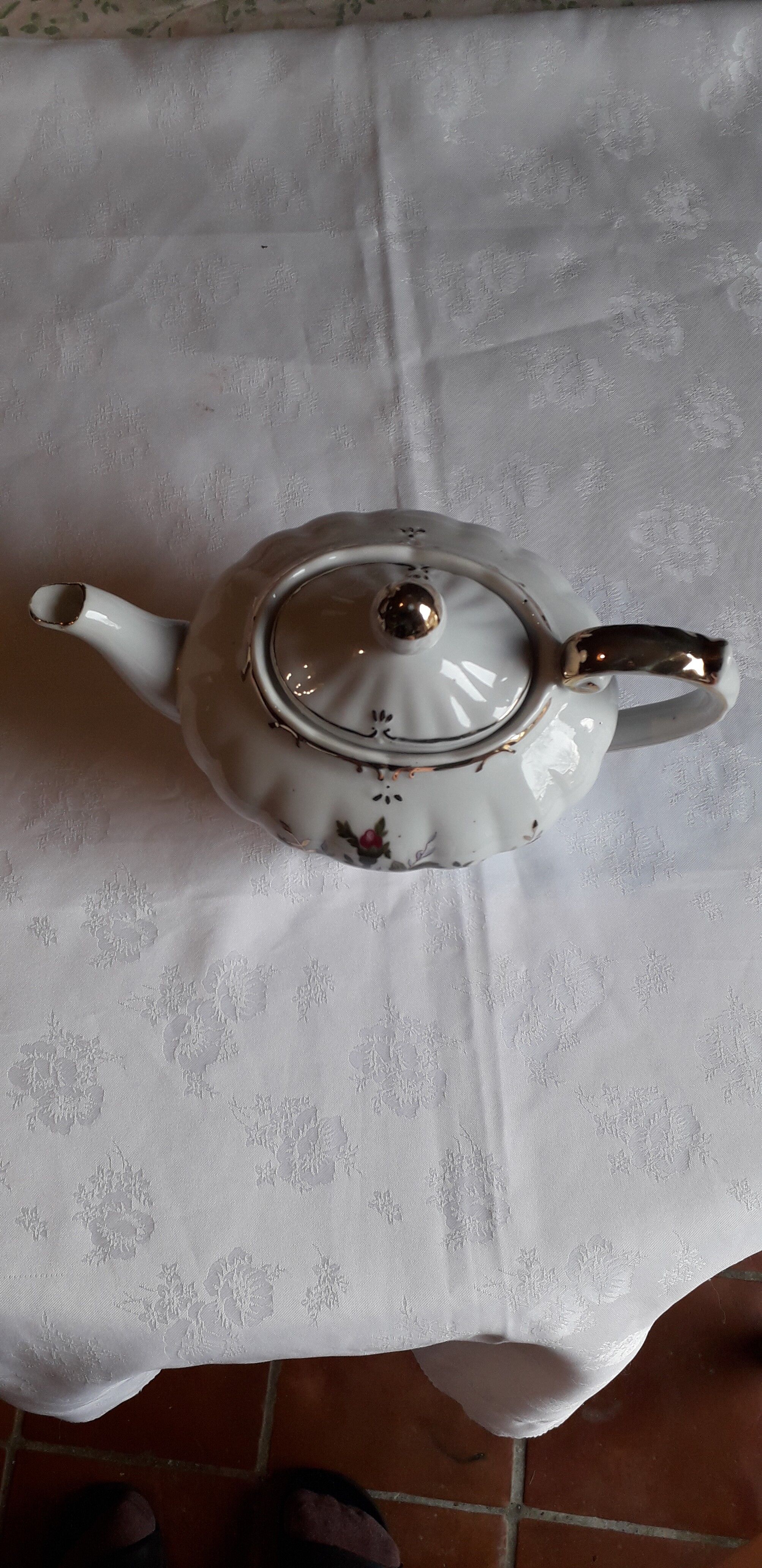 Musical teapot in white porcelain with floral decoration