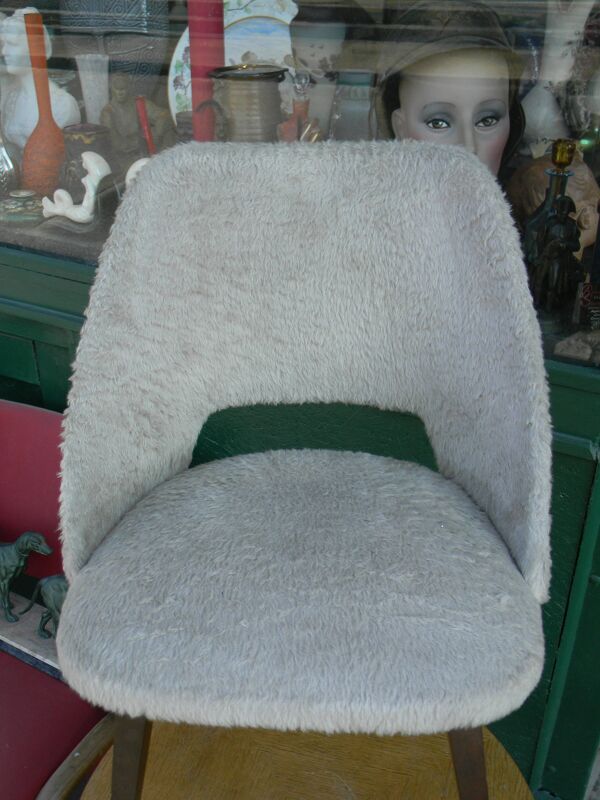 Chaise moumoute pieds carrés bout laiton années 60
