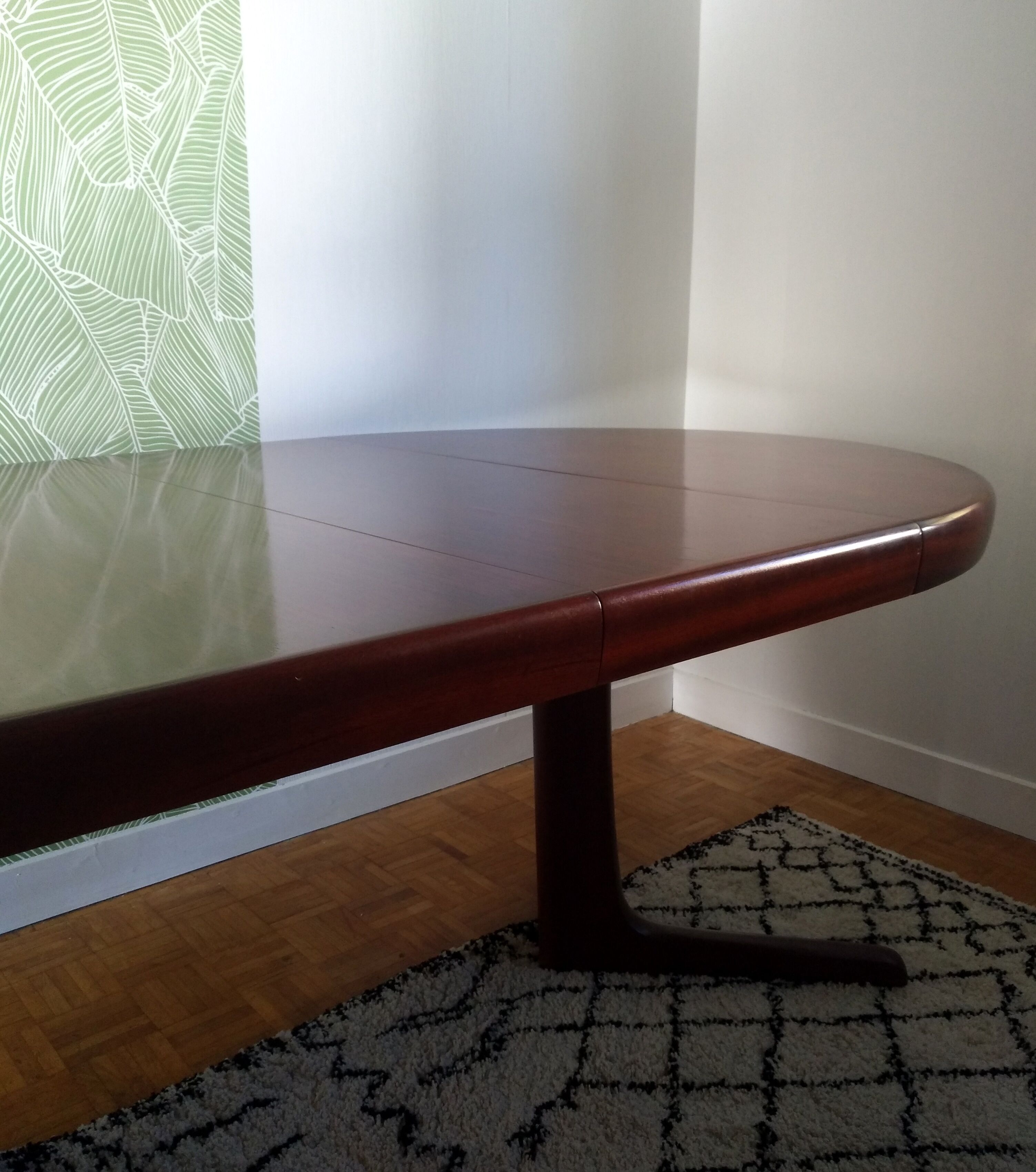 Danish extendable round table on central support