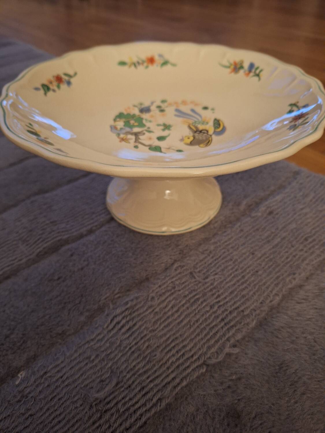 Presentation dish on earthenware foot