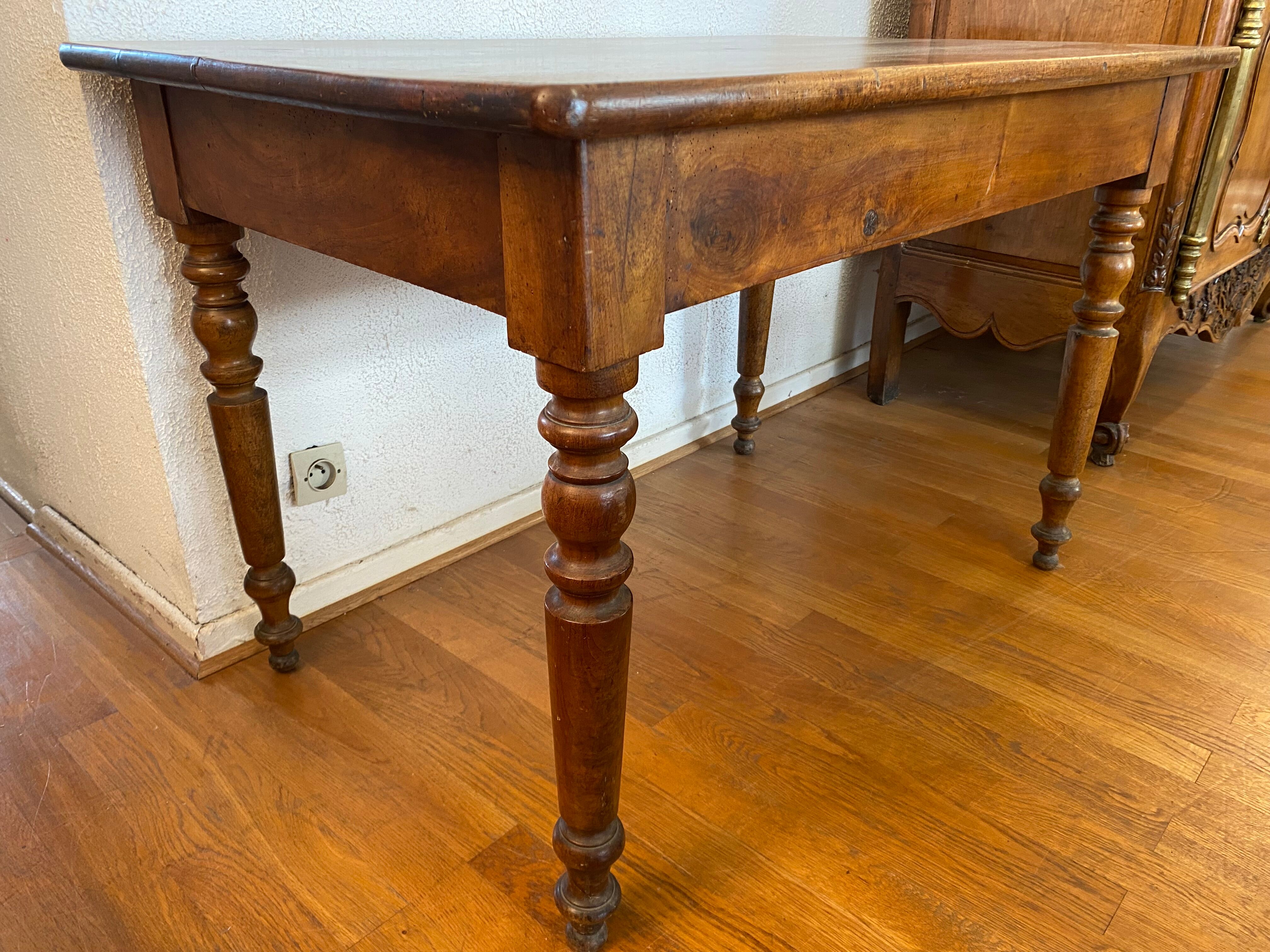 Table de bistro en noyer, pieds tournés