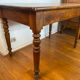 Table de bistro en noyer, pieds tournés