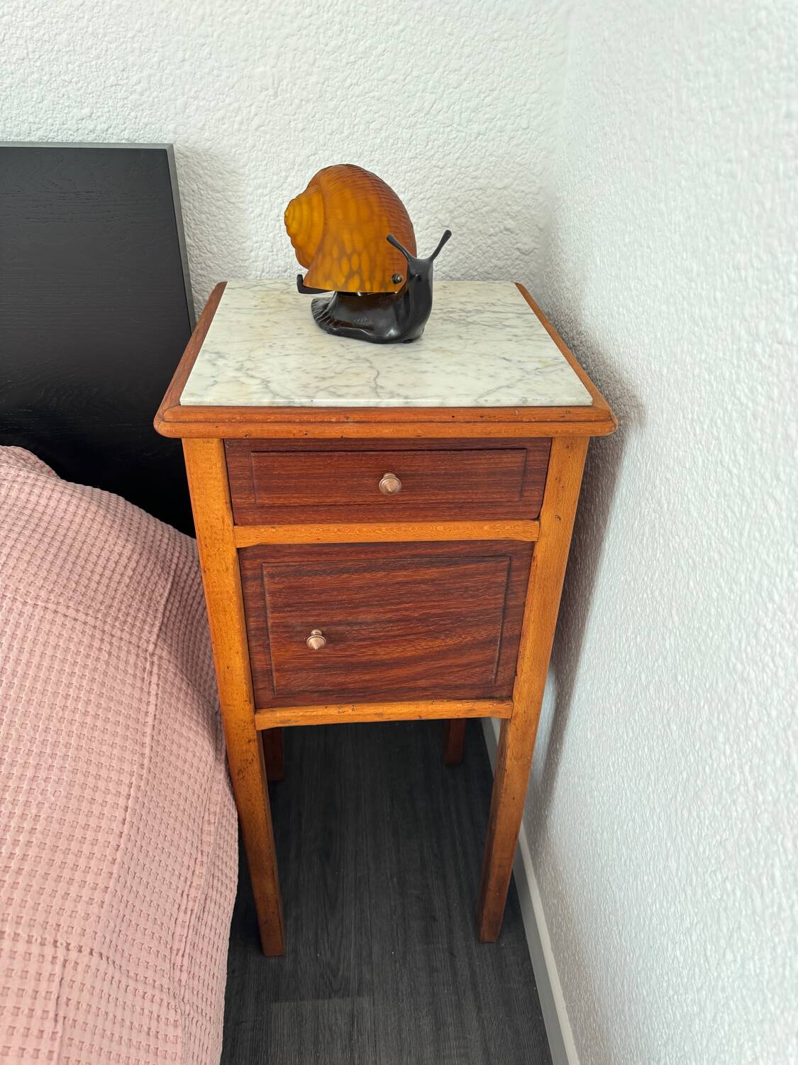 Table de chevet vintage en bois avec plateau en marbre.
