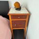 Table de chevet vintage en bois avec plateau en marbre.