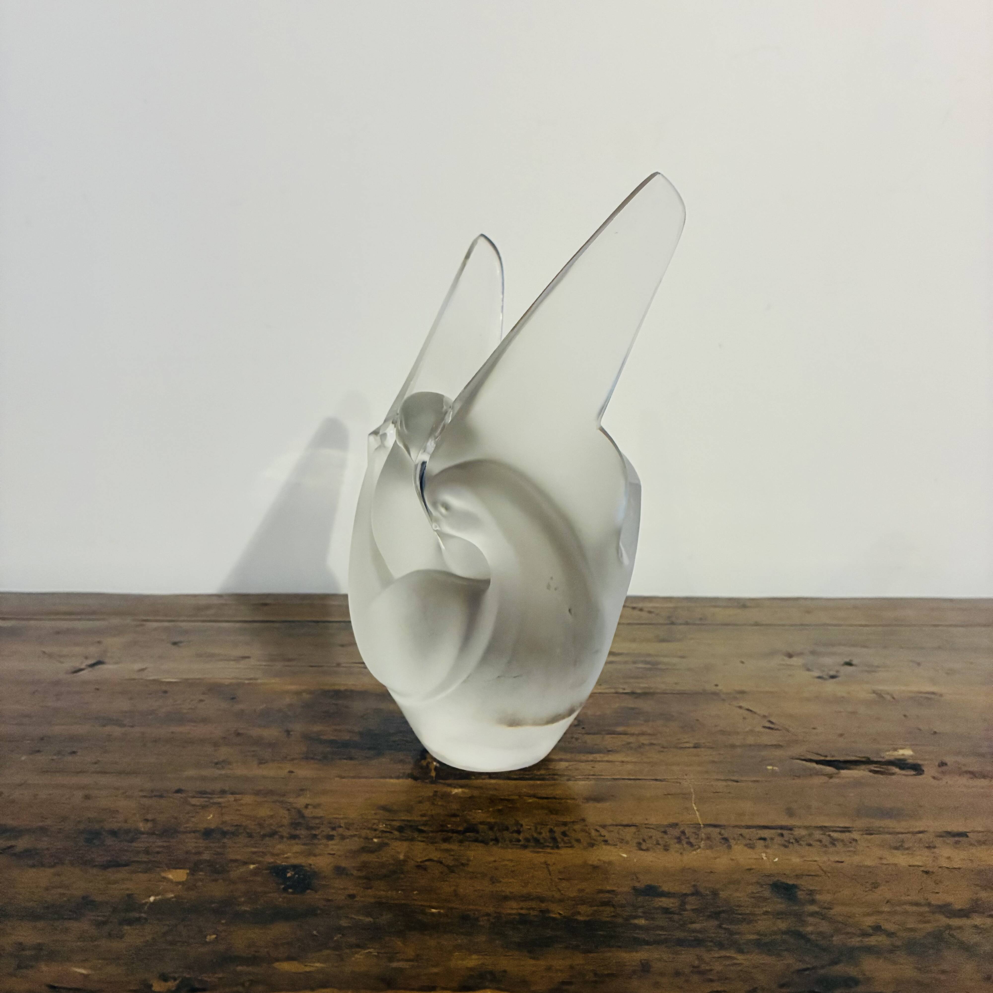Lalique "sylvie" — dove vase in satin and polished pressed crystal