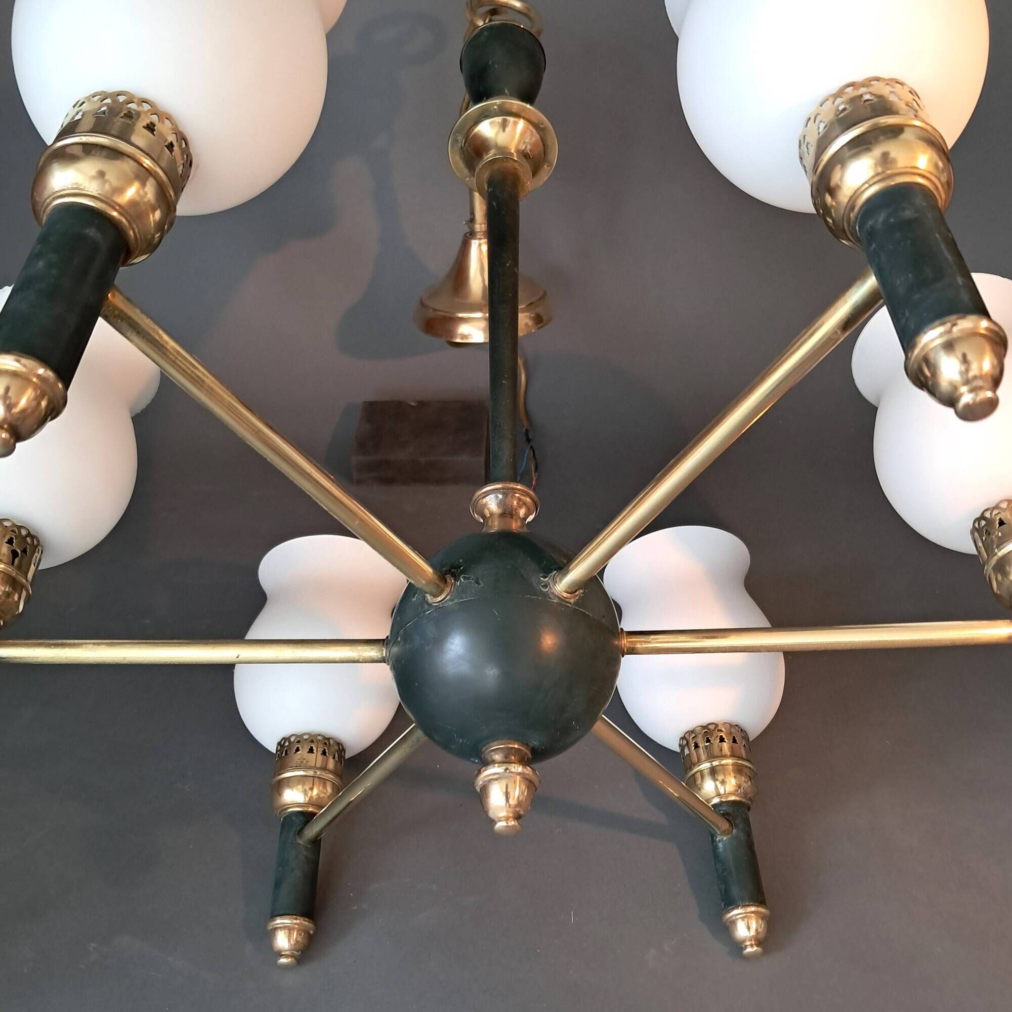 Maison Lunel 1960 6-light chandelier in gilded brass and green lacquered.