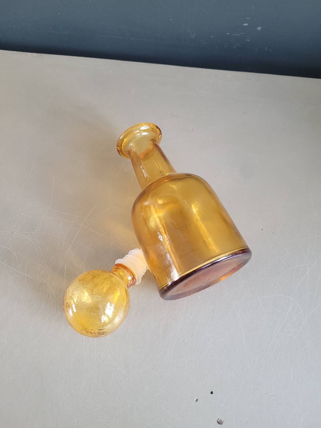 Amber molded glass carafe with stopper