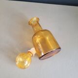 Amber molded glass carafe with stopper