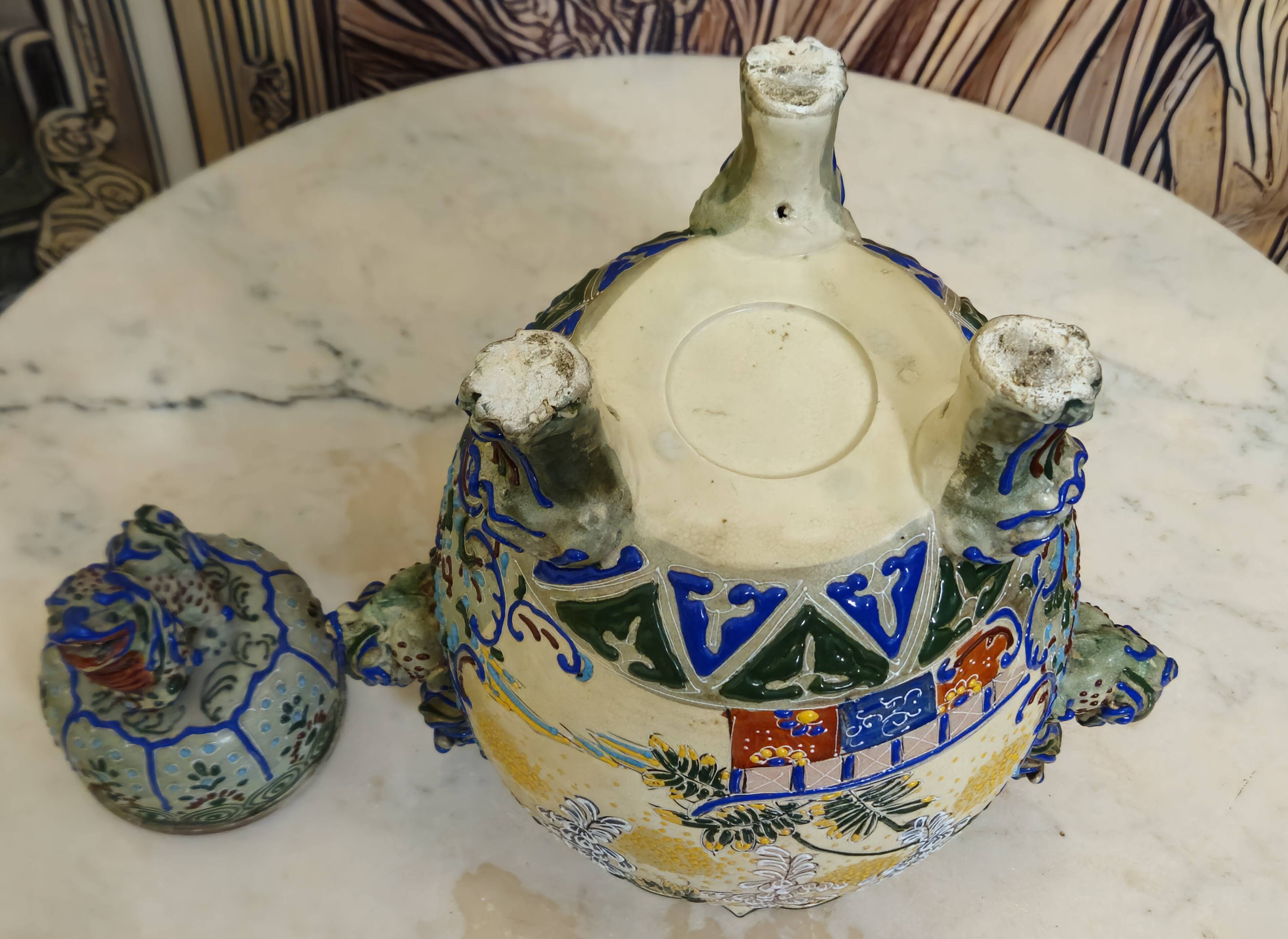 Large covered pot in polychrome earthenware, Asian work from the late 19th century.