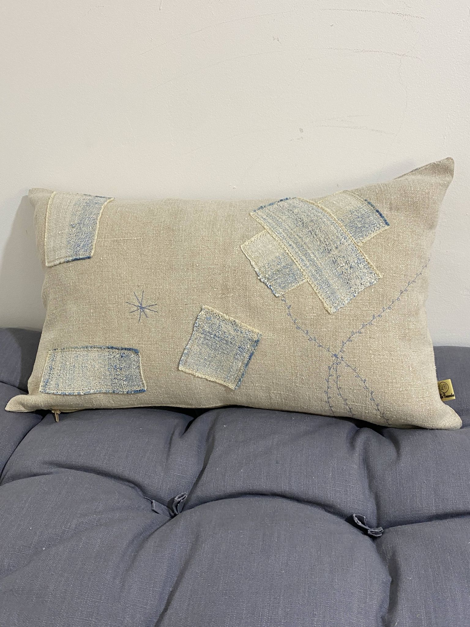 Coussin artisanal en toile ancienne style Kilim