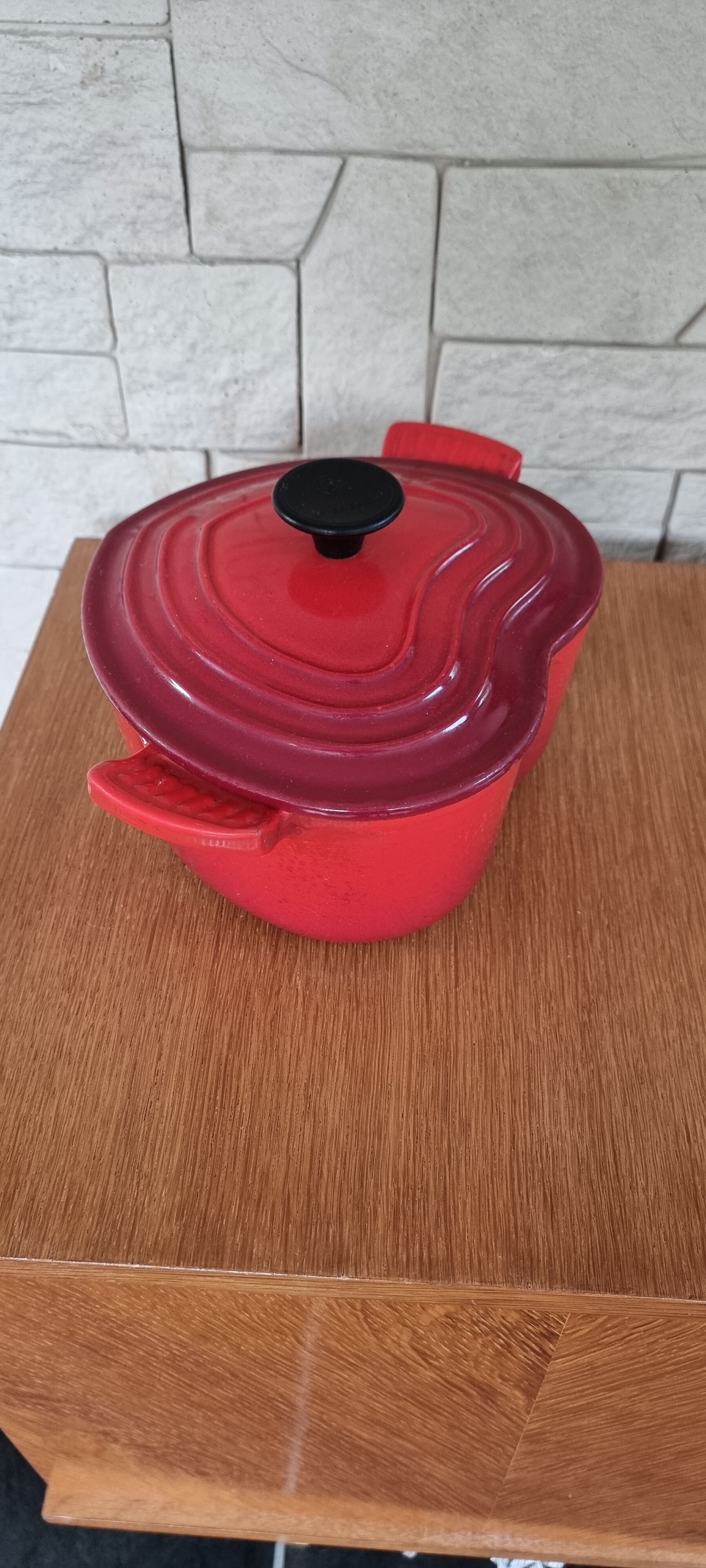 Cocotte Le Creuset . Heart cast iron cherry color.