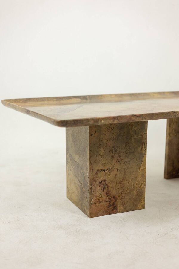 Table basse rectangulaire en marbre Sarrancolin. Travail contemporain