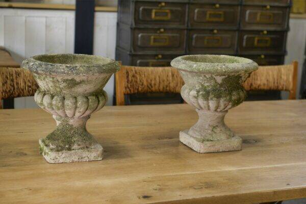 Paire de vases Médicis en pierre reconstituée XXème