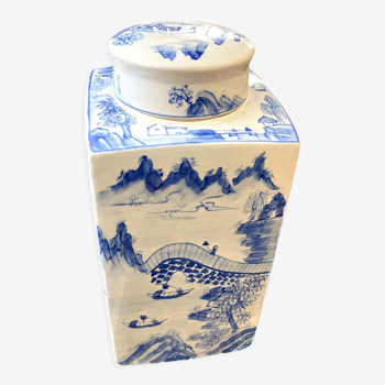 White blue covered pot in chinese porcelain
