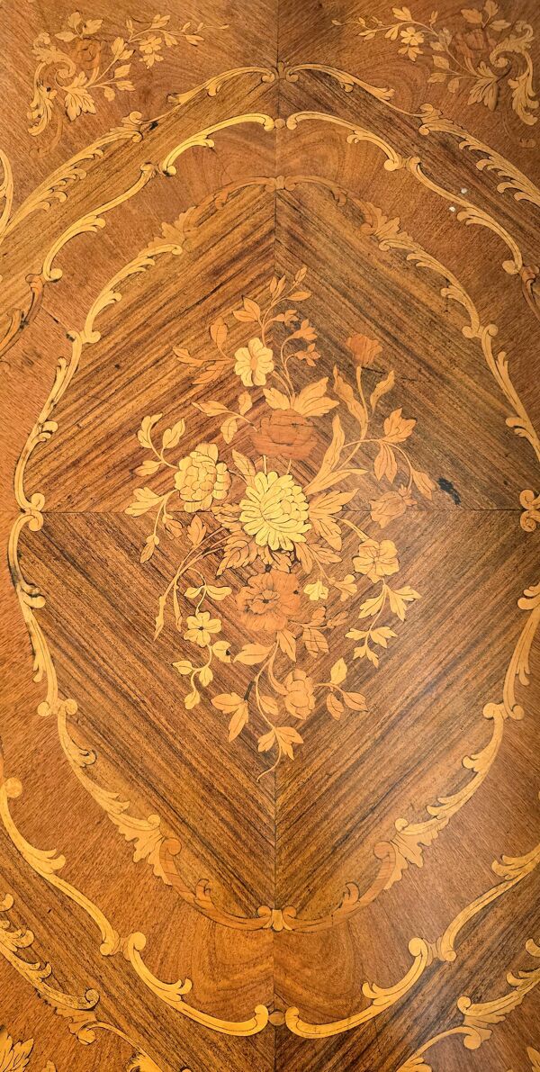 Bureau plat de style Louis XV en marqueterie - travail du XXe siècle