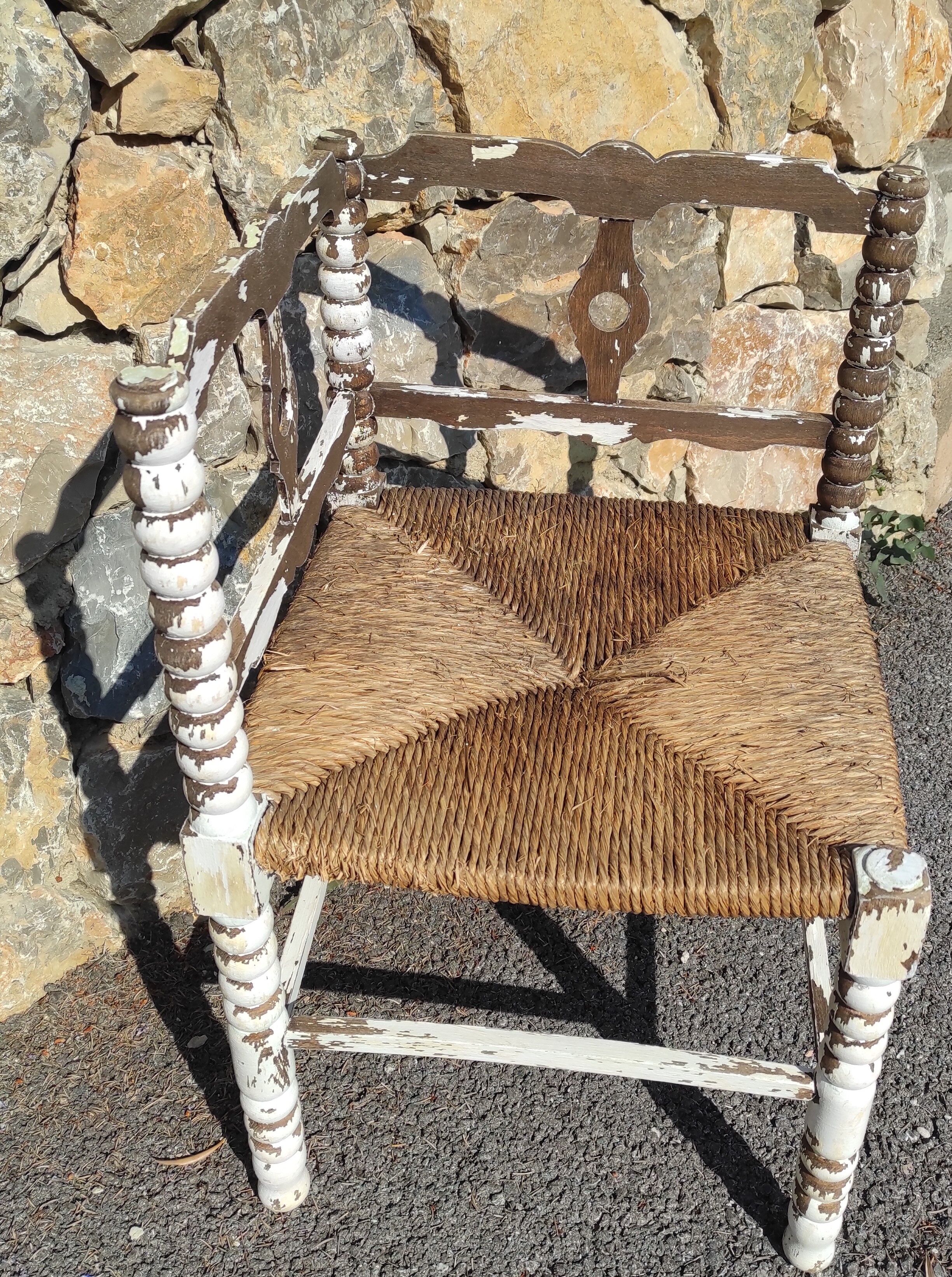 Wooden corner chair with seat mulched