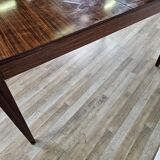 Extendable table in laminate