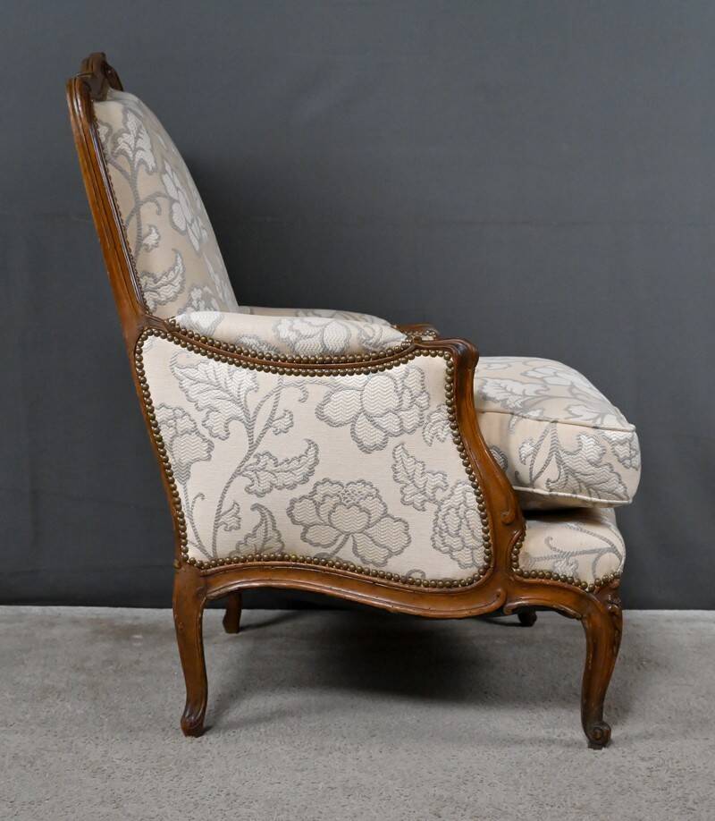 Queen's bergère in carved beech, Louis XV period – mid 18th century