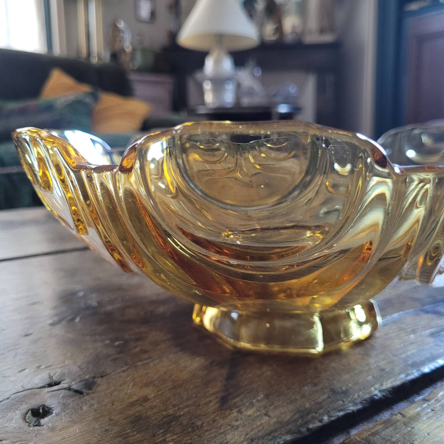 Coupe sur pied en verre ambre doré – design géométrique vintage