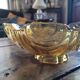 Coupe sur pied en verre ambre doré – design géométrique vintage