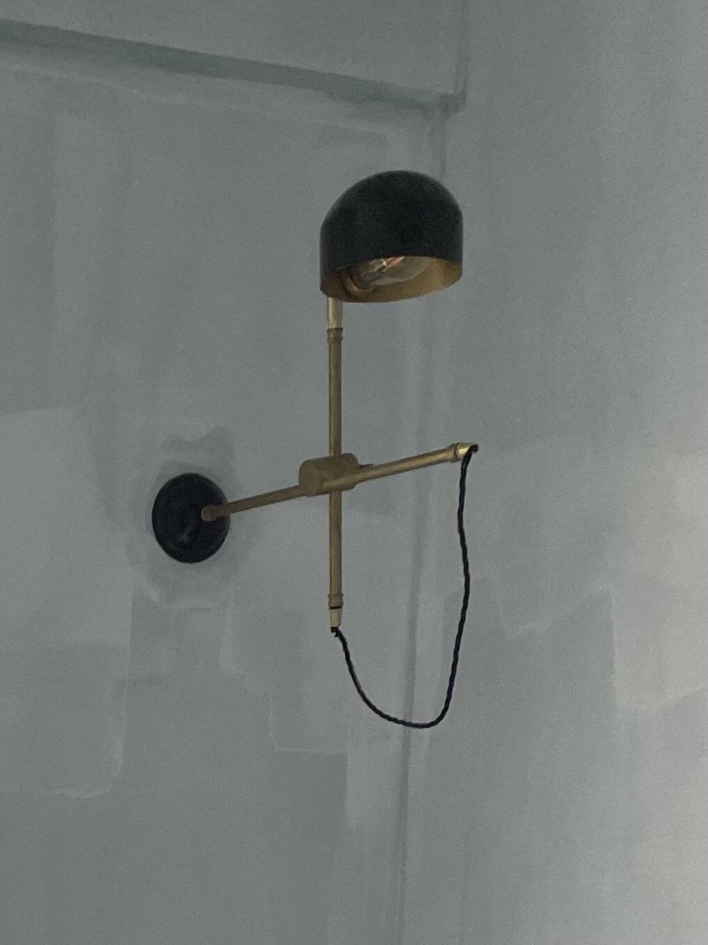 Mullan brass wall light / adjustable