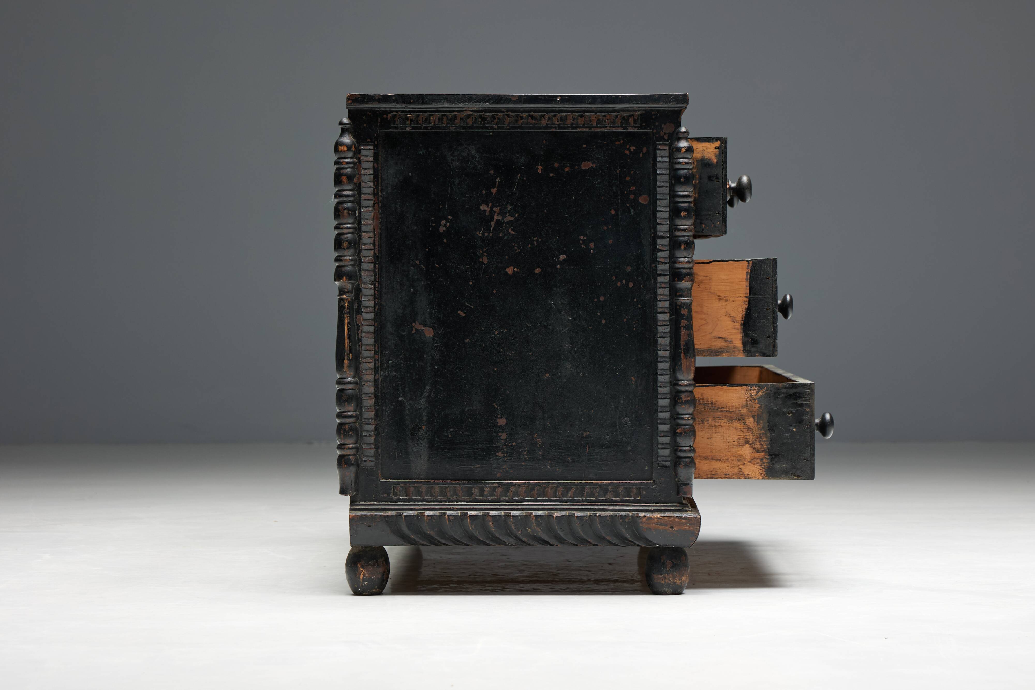 Commode à Tiroirs en Chêne Sculpté à la Main, France, 18ème Siècle